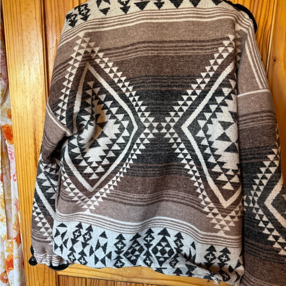 Aztec Patterned Zip-Up Jacket - Picture 2 of 3